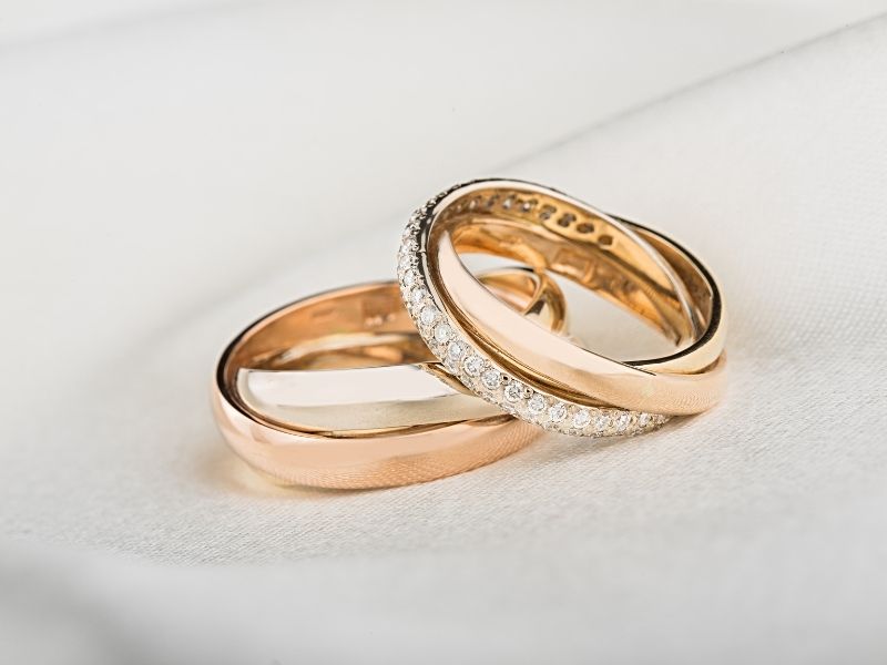 Złoty pierścionek – idealny pomysł na prezent niezależnie od okazji