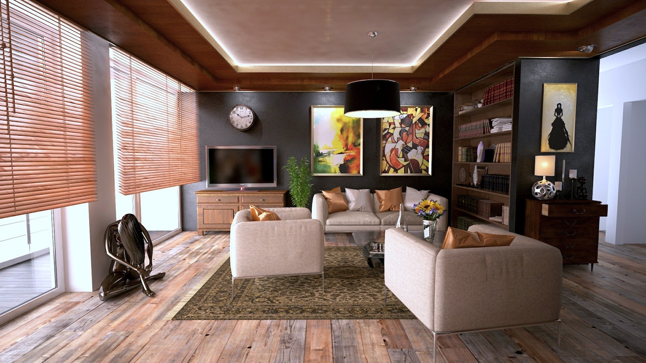 Drewniany sufit w salonie a może z surowego betonu. Który lepszy?