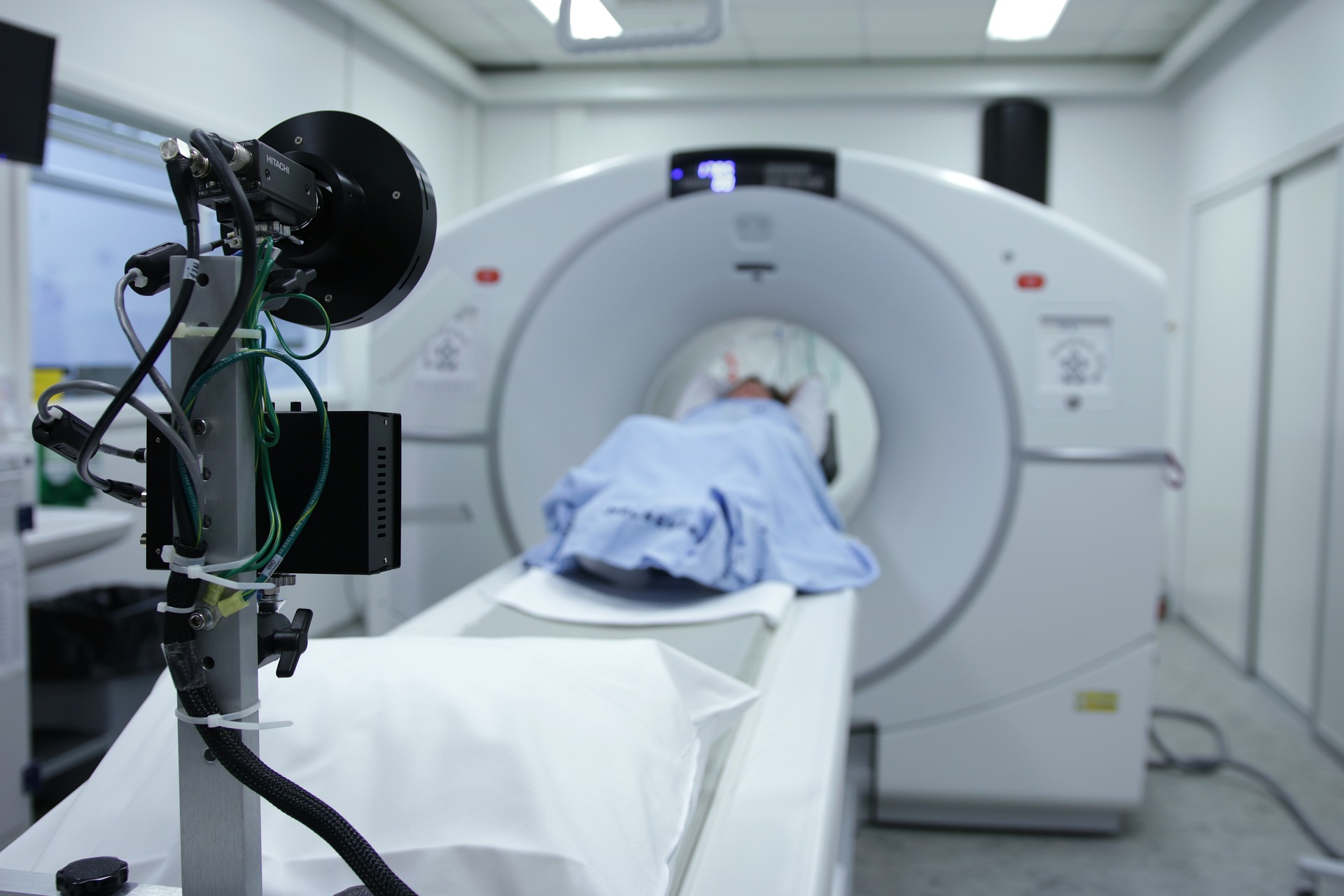 Kiedy stosuje się rezonans magnetyczny i jak przebiega to badanie?
