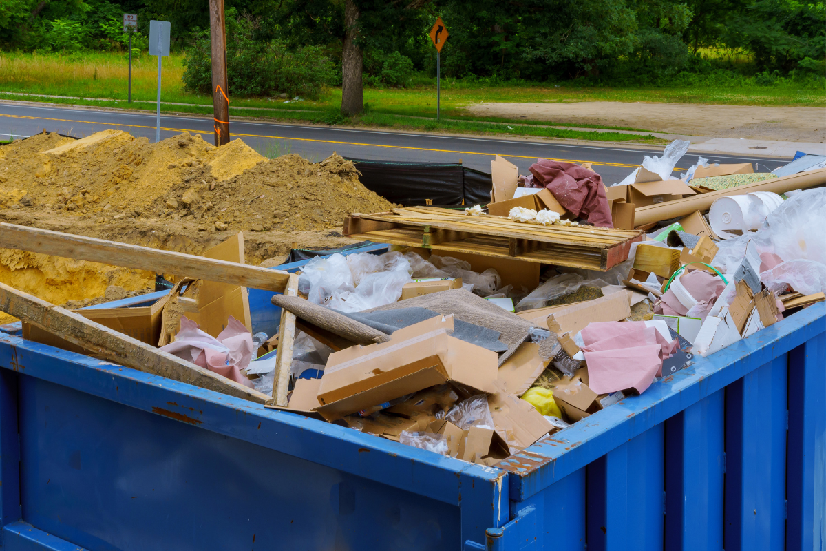 Kontenery na śmieci – kiedy i jak je wynająć?