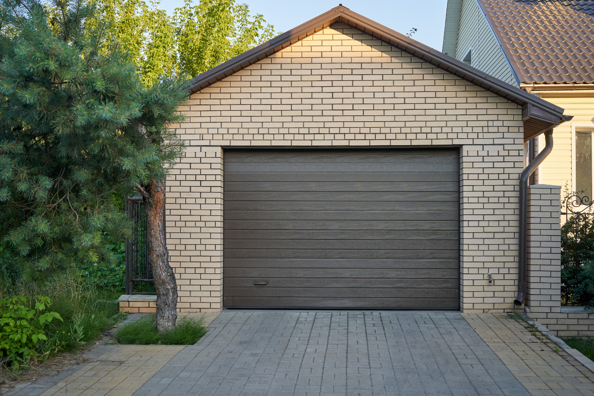 Okucia do bram garażowych — drzwi stalowe